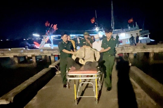 Bộ đội Biên phòng Quảng Ngãi cứu ngư dân đột quỵ trên biển