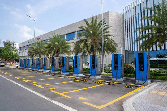 Ông Phạm Nhật Vượng dùng tiền cá nhân lập công ty phát triển trạm sạc toàn cầu