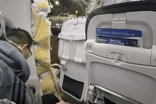 Bị chấn thương sau chuyến bay bung cửa, Việt kiều Mỹ kiện Boeing