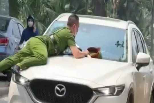 Hà Nội: Truy tìm tài xế Mazda hất công an lên nắp capo rồi bỏ chạy