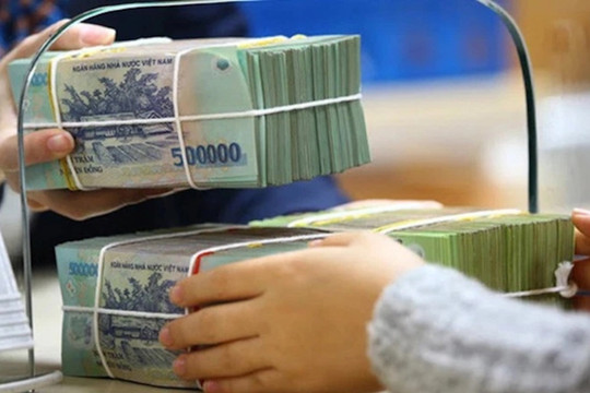 Tiền gửi vào ngân hàng năm 2023 cao kỷ lục bất chấp lãi suất giảm