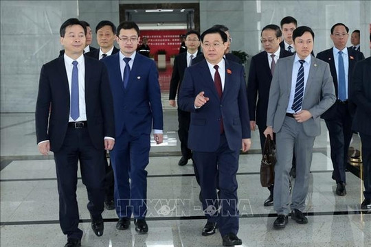 Chủ tịch Quốc hội thăm và làm việc tại Khu thí điểm thương mại tự do Thượng Hải