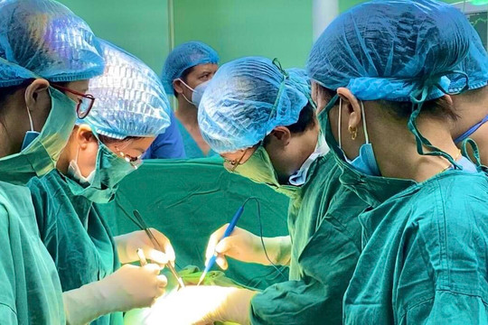 Bác sĩ 2 bệnh viện ở Hà Nội cùng 'cân não' mổ lấy thai cho ca bệnh đặc biệt