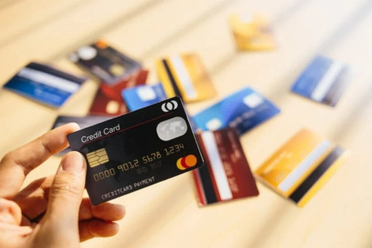 Không còn tiền trong tài khoản, khóa thẻ hay giữ lại sẽ an toàn hơn?
