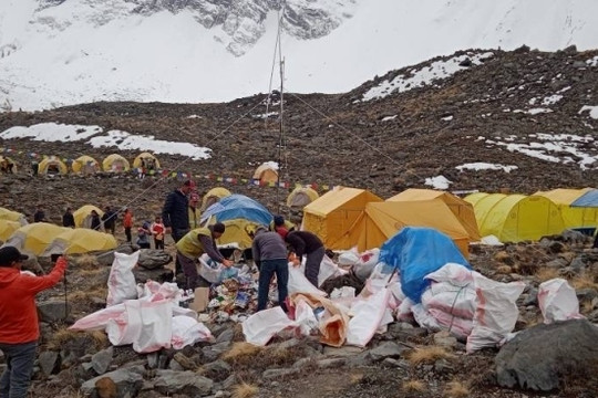 Chất thải của con người đe dọa môi trường đỉnh Everest
