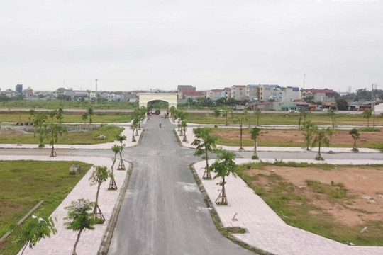 Giá bất động sản Hà Nội quá cao, nhà đầu tư 'ôm' tiền mua đất nền ở tỉnh