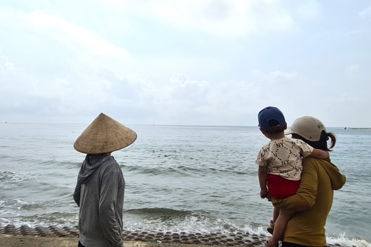 Làng biển Quảng Bình ngóng tin ngư dân mất tích