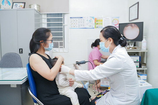 Trẻ liên tục nhập viện vì viêm mũi họng, tai giữa, bác sĩ khuyến cáo