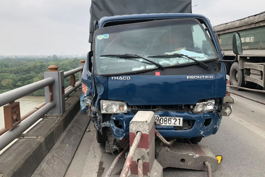 Tai nạn rình rập từ các thanh sắt ở dải phân cách trên cầu Thanh Trì