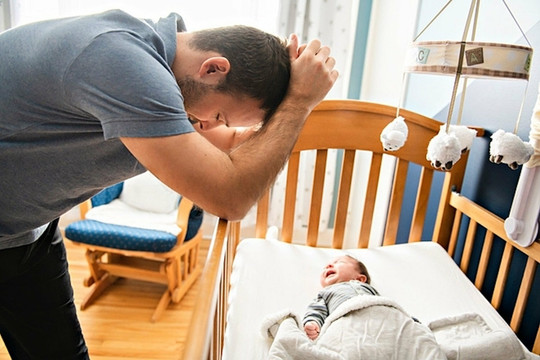 Người đàn ông bị trầm cảm đến mức muốn ly hôn sau khi vợ sinh