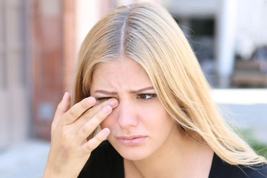 Cẩn trọng nguy cơ hỏng giác mạc vì thói quen nhiều người vẫn coi là bình thường