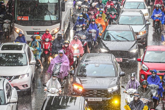 Giao thông Hà Nội hỗn loạn trong cơn mưa như trút nước