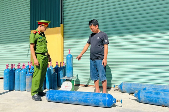 Phát hiện xe tải chở 37 bình khí cười từ Bắc vào Nam