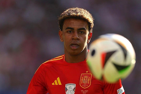 Ngôi sao 16 tuổi của Tây Ban Nha: Dự EURO, vẫn mang sách vở ôn bài