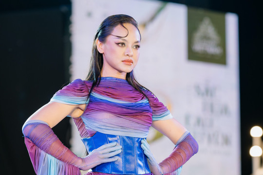 Mai Ngô trình diễn trong show thời trang kết hợp thiện nguyện