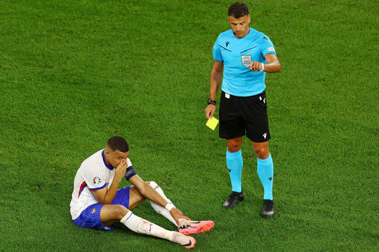Vì sao Mbappe ngồi im cũng bị phạt thẻ vàng?