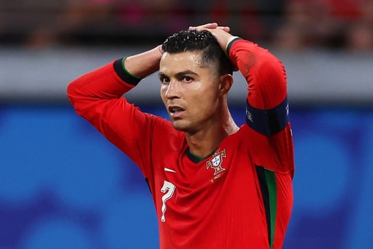 Ronaldo kém duyên ghi bàn, huấn luyện viên Bồ Đào Nha vẫn bênh vực
