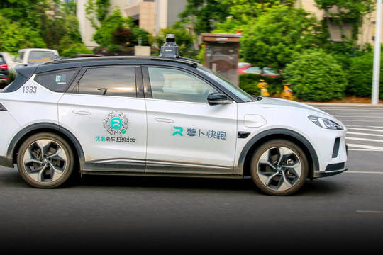 Taxi tự lái bùng nổ ở Trung Quốc: Người thấy tiện, kẻ phiền hà