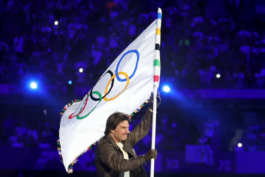 Bế mạc Olympic Paris 2024: Tom Cruise xuất hiện như phim hành động nhận lá cờ Olympic