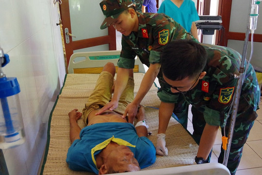 Trung tâm y tế Trường Sa cấp cứu ngư dân Bình Định