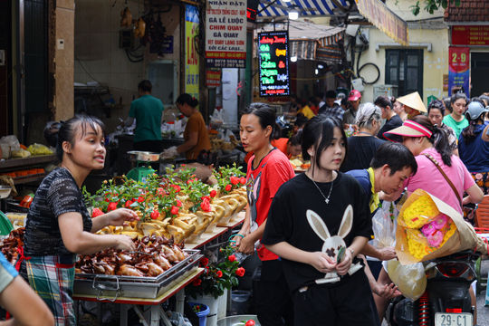 Chợ 'nhà giàu' Hà Nội đỏ lửa xuyên đêm nấu cỗ phục vụ khách rằm tháng 7