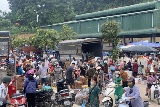 Nhộn nhịp chợ rằm tháng 7 vùng cao
