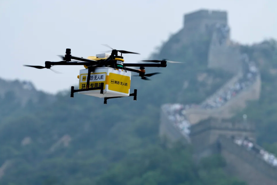 Trung Quốc dùng UAV 'ship' đồ ăn cho khách lên tận Vạn Lý Trường Thành