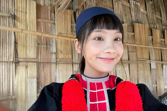 Nữ chính 'Đi giữa trời rực rỡ' viết tâm thư cầu xin khán giả ngừng 'ném đá'