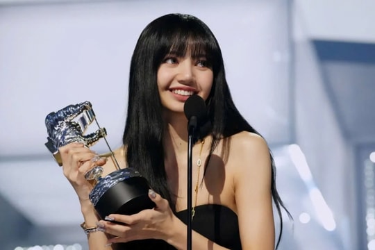 Lisa phá kỷ lục, dẫn đầu BLACKPINK với thành tích ấn tượng