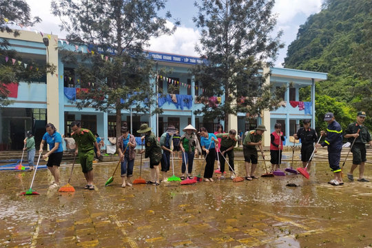 Lội bùn, vượt lũ đến với học sinh Cao Bằng