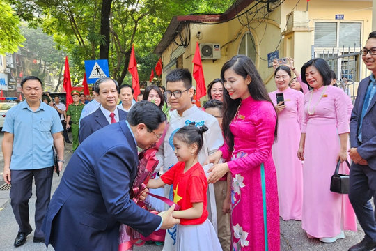 Thủ tướng dự khai giảng với thầy trò trường PTCS Nguyễn Đình Chiểu, Hà Nội