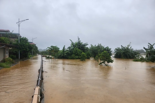 Nước sông Hồng dâng cao, tràn vào đường phố Yên Bái