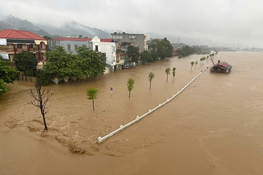 Nước sông Hồng dâng cao, nhiều nơi ở Lào Cai ngập sâu