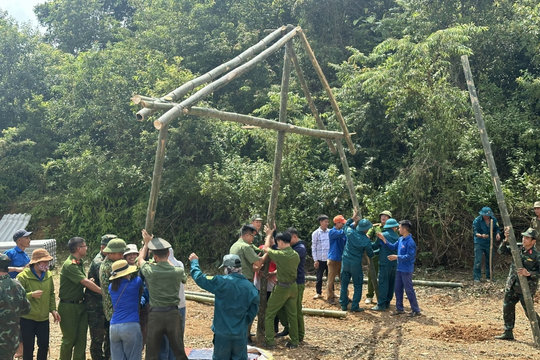 Ngày đêm dựng lán trại, di chuyển dân khỏi vùng nguy cơ sạt lở ở Sơn La