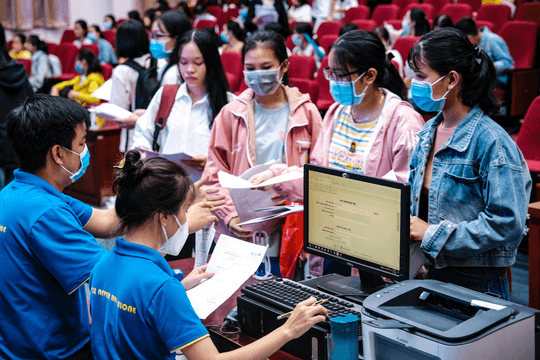 Các khoản phí bủa vây tân sinh viên, 'con đi học cả nhà phải nhịn miệng'