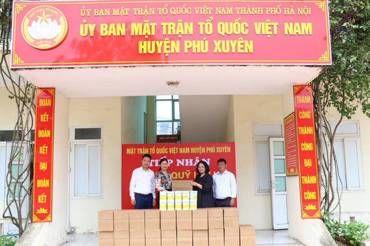 Đài Tiếng nói Việt Nam ủng hộ 250 lon sữa cho học sinh tại Phú Xuyên, Hà Nội