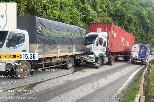 Tai nạn liên hoàn khiến 2 người bị thương, giao thông bị ùn ứ tại Quốc lộ 6