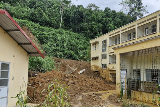 Mưa lớn, người dân Yên Bái chủ động di chuyển đề phòng sạt lở đất