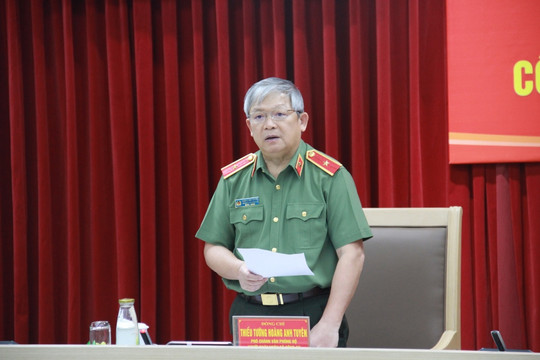 Hơn 150.000 lượt cán bộ, chiến sĩ công an ngày đêm giúp dân phòng chống bão lũ