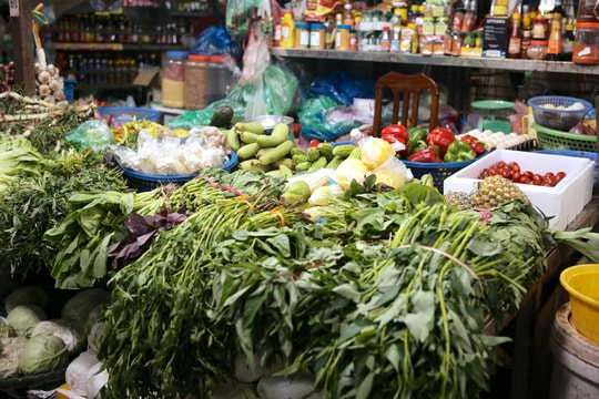 Giá rau xanh ở Hà Nội vẫn hỗn loạn sau gần một tháng bão Yagi càn quét