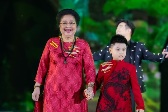 NSƯT Kim Xuyến, mẫu nhí Hoàng Long trình diễn áo dài Cao Minh Tiến