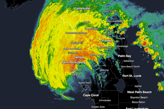 Siêu bão 'quái vật' Milton đổ bộ Mỹ: Nước dâng cao, máy biến áp nổ sáng bầu trời