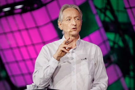 Nhận giải Nobel, “cha đẻ AI” không quên nhắc nhở AI có thể hủy diệt loài người