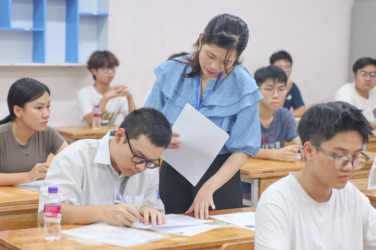 Học sinh kêu đề minh hoạ thi tốt nghiệp 2025 vừa lạ vừa khó, giáo viên nói gì?