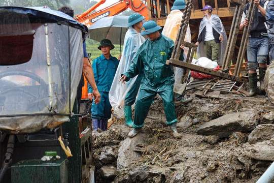Ăn chặn tiền từ thiện trong bão lũ sẽ bị phạt thế nào?