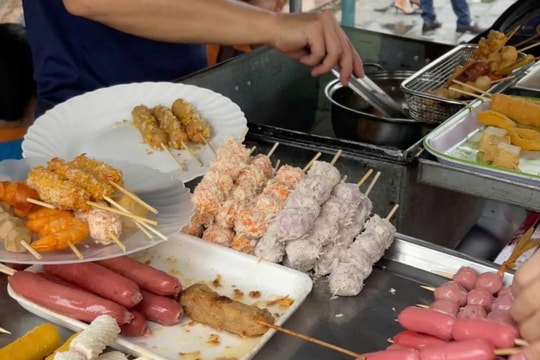 Đồ ăn vặt cổng trường: Tiềm ẩn nguy cơ mất an toàn