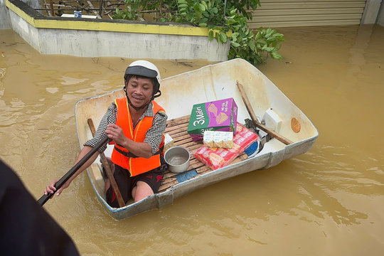 Dân vùng lũ Quảng Bình cả ngày ăn mỳ tôm sống, thèm cơm, thiếu nước sạch
