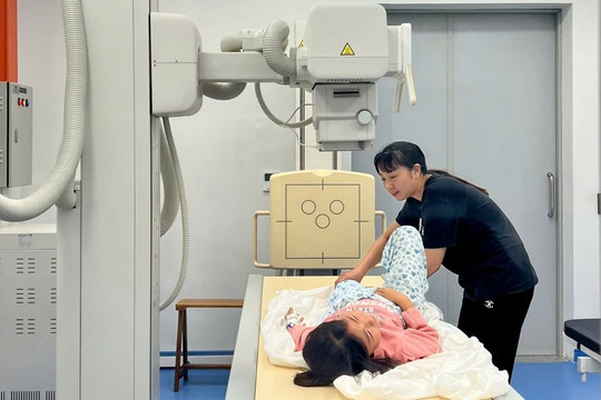 Bệnh viện Nhi Hà Nội phẫu thuật thành công cho bệnh nhi 7 tuổi gãy xương đùi