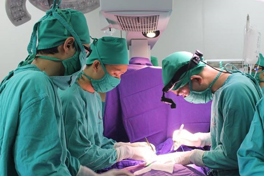 Nuốt phải hạt táo đỏ, trẻ 22 tháng tuổi thủng ruột, sốc nhiễm khuẩn
