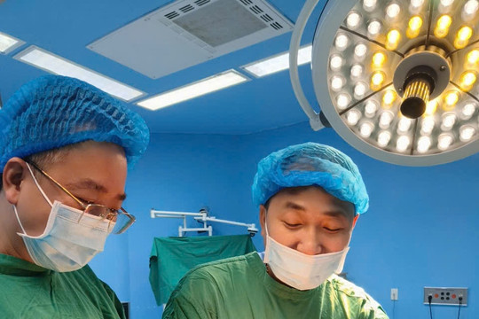 Cắt bỏ khối u dạ dày "khổng lồ" cho bệnh nhân 85 tuổi